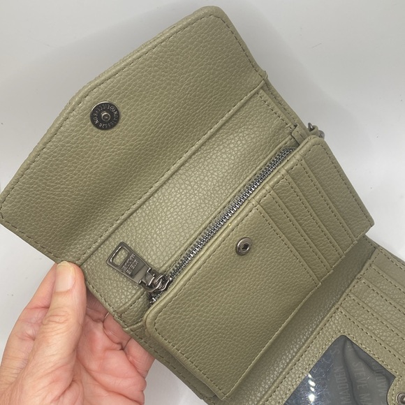 Steve Madden signature embossed faux leather green convertible  wristlet wallet - Picture 9 of 13